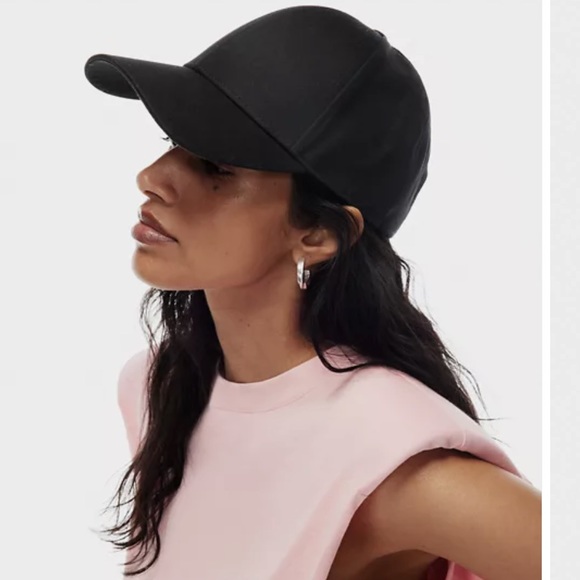 Aritzia Accessories - Auxiliary Chicago Hat